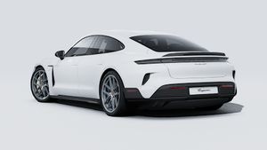 Vue extérieure de Taycan Turbo GT montrant l'arrière et le côté gauche de la voiture