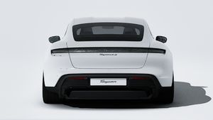 Vue extérieure de Taycan 4S Black Edition montrant l'arrière de la voiture