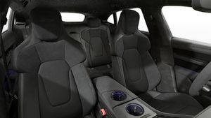 Vue intérieure montrant les sièges avant de Taycan GTS Sport Turismo
