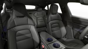 Vue intérieure montrant les sièges avant de Taycan Sport Turismo Black Edition