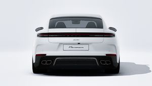 Vue extérieure de Panamera Turbo E-Hybrid montrant l'arrière de la voiture
