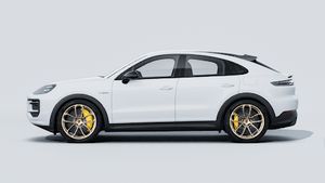 Exterior view of Cayenne Turbo E-Hybrid Coupé with GT Package showing the left side of the car