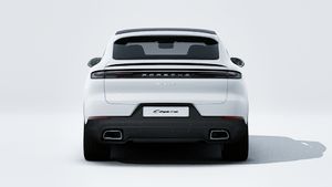 Cayenne E-Hybrid Coupé ის გარე ხედი, რომელიც აჩვენებს მანქანის უკანა მხარეს