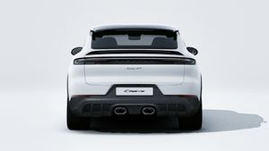 Cayenne Turbo GT ის გარე ხედი, რომელიც აჩვენებს მანქანის უკანა მხარეს