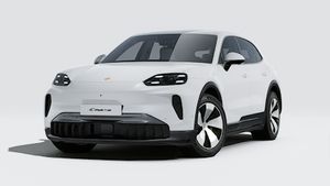 Cayenne Electric ის გარე ხედი, რომელიც აჩვენებს მანქანის წინა და მარცხენა მხარეს