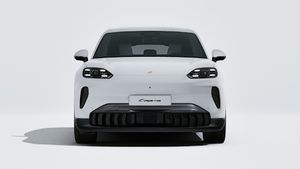 Cayenne Electric ის გარე ხედი, რომელიც აჩვენებს მანქანის წინა მხარეს