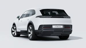 Cayenne Electric ის გარე ხედი, რომელიც აჩვენებს მანქანის უკანა და მარცხენა მხარეს