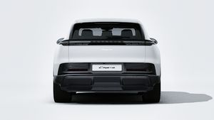 Cayenne Electric ის გარე ხედი, რომელიც აჩვენებს მანქანის უკანა მხარეს