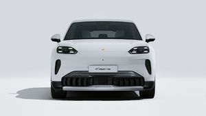 Cayenne S Electric ის გარე ხედი, რომელიც აჩვენებს მანქანის წინა მხარეს
