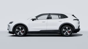 Cayenne S Electric ის გარე ხედი, რომელიც აჩვენებს მანქანის მარცხენა მხარეს
