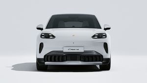 Cayenne S Coupé Electric ის გარე ხედი, რომელიც აჩვენებს მანქანის წინა მხარეს