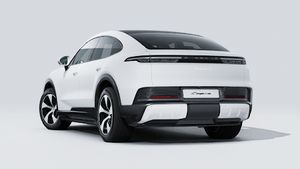 Cayenne S Coupé Electric ის გარე ხედი, რომელიც აჩვენებს მანქანის უკანა და მარცხენა მხარეს