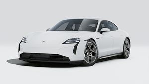 Taycan Turbo ის გარე ხედი, რომელიც აჩვენებს მანქანის წინა და მარცხენა მხარეს