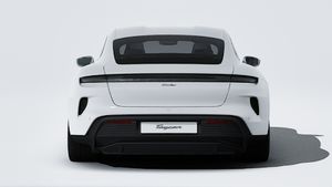 Taycan Turbo ის გარე ხედი, რომელიც აჩვენებს მანქანის უკანა მხარეს