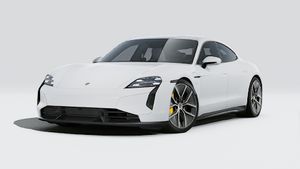 Taycan Turbo S ის გარე ხედი, რომელიც აჩვენებს მანქანის წინა და მარცხენა მხარეს