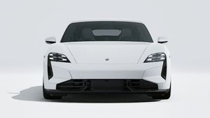 Taycan Turbo S ის გარე ხედი, რომელიც აჩვენებს მანქანის წინა მხარეს