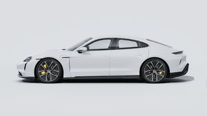 Taycan Turbo S ის გარე ხედი, რომელიც აჩვენებს მანქანის მარცხენა მხარეს