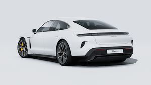 Taycan Turbo S ის გარე ხედი, რომელიც აჩვენებს მანქანის უკანა და მარცხენა მხარეს