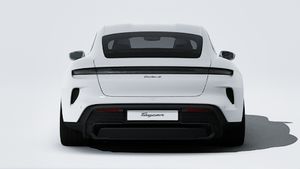 Taycan Turbo S ის გარე ხედი, რომელიც აჩვენებს მანქანის უკანა მხარეს