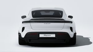 Taycan Turbo GT ის გარე ხედი, რომელიც აჩვენებს მანქანის უკანა მხარეს