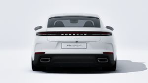 Panamera ის გარე ხედი, რომელიც აჩვენებს მანქანის უკანა მხარეს