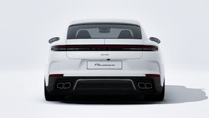Panamera Turbo E-Hybrid ის გარე ხედი, რომელიც აჩვენებს მანქანის უკანა მხარეს