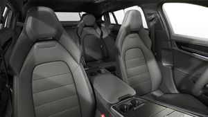 ინტერიერის ხედი, რომელიც აჩვენებს Panamera 4 E-Hybrid Executive ის წინა სავარძლებს