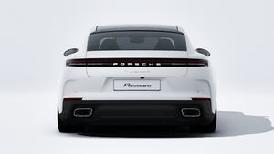 Panamera 4 E-Hybrid Executive ის გარე ხედი, რომელიც აჩვენებს მანქანის უკანა მხარეს