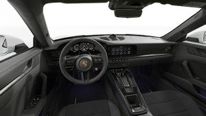 Vue de l'intérieur montrant le volant et le tableau de bord d'un véhicule de transport de marchandises. 911 Carrera GTS