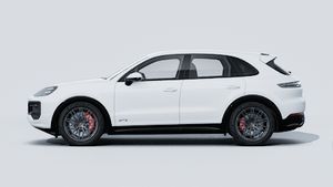 Vue extérieure de Cayenne GTS montrant le côté gauche de la voiture
