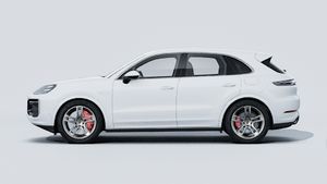 Vue extérieure de Cayenne Turbo E-Hybrid montrant le côté gauche de la voiture