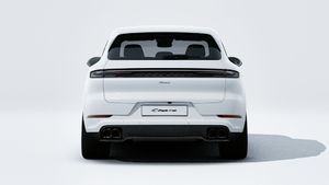 Vue extérieure de Cayenne Turbo E-Hybrid montrant l'arrière de la voiture