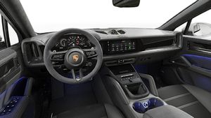 Vue de l'intérieur montrant le volant et le tableau de bord d'un véhicule de transport de marchandises. Cayenne GTS Coupé