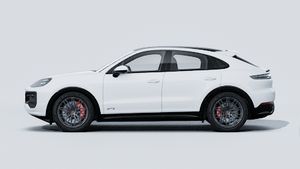 Vue extérieure de Cayenne GTS Coupé montrant le côté gauche de la voiture