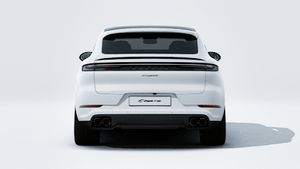 Vue extérieure de Cayenne Coupé Black Edition montrant l'arrière de la voiture