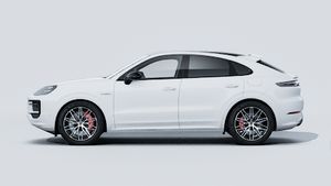 Vue extérieure de Cayenne S E-Hybrid Coupé Black Edition montrant le côté gauche de la voiture