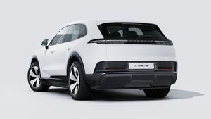Vue extérieure de Cayenne Electric montrant l'arrière et le côté gauche de la voiture