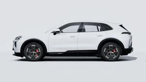 Vue extérieure de Cayenne Turbo Electric montrant le côté gauche de la voiture