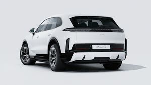 Vue extérieure de Cayenne Turbo Electric montrant l'arrière et le côté gauche de la voiture