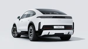 Vue extérieure de Cayenne Turbo Coupé Electric montrant l'arrière et le côté gauche de la voiture