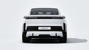 Vue extérieure de Cayenne Turbo Coupé Electric montrant l'arrière de la voiture