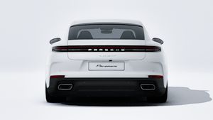 Vue extérieure de Panamera 4 E-Hybrid montrant l'arrière de la voiture
