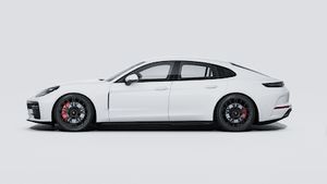 Vue extérieure de Panamera GTS montrant le côté gauche de la voiture