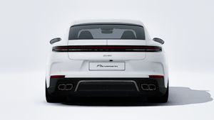 Vue extérieure de Panamera Turbo E-Hybrid montrant l'arrière de la voiture