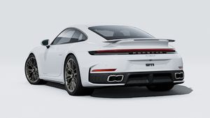 Εξωτερική όψη του 911 Turbo S που δείχνει την πίσω και την αριστερή πλευρά του αυτοκινήτου