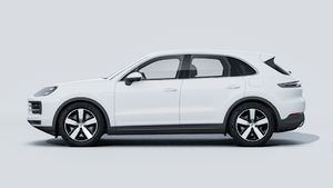 Εξωτερική όψη του Cayenne E-Hybrid που δείχνει την αριστερή πλευρά του αυτοκινήτου