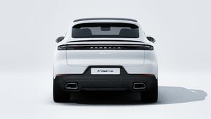 Εξωτερική όψη του Cayenne Coupé που δείχνει το πίσω μέρος του αυτοκινήτου
