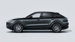 Εξωτερική όψη του Cayenne Coupé Black Edition που δείχνει την αριστερή πλευρά του αυτοκινήτου
