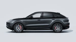 Εξωτερική όψη του Cayenne S E-Hybrid Coupé Black Edition που δείχνει την αριστερή πλευρά του αυτοκινήτου