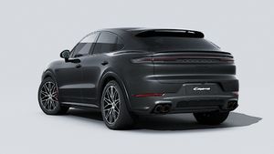 Εξωτερική όψη του Cayenne S E-Hybrid Coupé Black Edition που δείχνει την πίσω και την αριστερή πλευρά του αυτοκινήτου